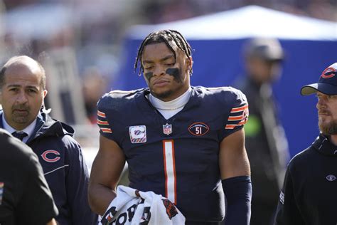 Bears QB Justin Fields has dislocated thumb and is doubtful to play against Raiders